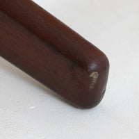 Poul M. Voltherによってデザインされたデイベッドは、機能性と美しさを兼ね備えたビンテージ家具です。ソファとしての使用はもちろん、背もたれを倒すことでリラックスできるベッドとしても使用でき、用途に応じて柔軟に活躍します。フレームにはアフロモシア材が使用されており、深みのある木目と上質な質感が空間に落ち着いた存在感を与えます。アフロモシア材仕様のモデルは流通数が少なく、希少性の高い点も魅力のひとつです。スラット構造による安定感のあるフレームに加え、クッション内部にはスプリングが内包されており、快適な座り心地と寝心地を提供してくれる一台です。