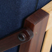 Poul M. Voltherによってデザインされたデイベッドは、機能性と美しさを兼ね備えたビンテージ家具です。ソファとしての使用はもちろん、背もたれを倒すことでリラックスできるベッドとしても使用でき、用途に応じて柔軟に活躍します。フレームにはアフロモシア材が使用されており、深みのある木目と上質な質感が空間に落ち着いた存在感を与えます。アフロモシア材仕様のモデルは流通数が少なく、希少性の高い点も魅力のひとつです。スラット構造による安定感のあるフレームに加え、クッション内部にはスプリングが内包されており、快適な座り心地と寝心地を提供してくれる一台です。