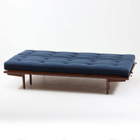 Poul M. Voltherによってデザインされたデイベッドは、機能性と美しさを兼ね備えたビンテージ家具です。ソファとしての使用はもちろん、背もたれを倒すことでリラックスできるベッドとしても使用でき、用途に応じて柔軟に活躍します。フレームにはアフロモシア材が使用されており、深みのある木目と上質な質感が空間に落ち着いた存在感を与えます。アフロモシア材仕様のモデルは流通数が少なく、希少性の高い点も魅力のひとつです。スラット構造による安定感のあるフレームに加え、クッション内部にはスプリングが内包されており、快適な座り心地と寝心地を提供してくれる一台です。