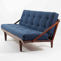 Poul M. Voltherによってデザインされたデイベッドは、機能性と美しさを兼ね備えたビンテージ家具です。ソファとしての使用はもちろん、背もたれを倒すことでリラックスできるベッドとしても使用でき、用途に応じて柔軟に活躍します。フレームにはアフロモシア材が使用されており、深みのある木目と上質な質感が空間に落ち着いた存在感を与えます。アフロモシア材仕様のモデルは流通数が少なく、希少性の高い点も魅力のひとつです。スラット構造による安定感のあるフレームに加え、クッション内部にはスプリングが内包されており、快適な座り心地と寝心地を提供してくれる一台です。