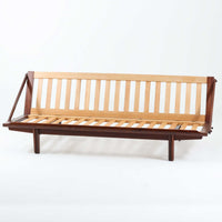 Poul M. Voltherによってデザインされたデイベッドは、機能性と美しさを兼ね備えたビンテージ家具です。ソファとしての使用はもちろん、背もたれを倒すことでリラックスできるベッドとしても使用でき、用途に応じて柔軟に活躍します。フレームにはアフロモシア材が使用されており、深みのある木目と上質な質感が空間に落ち着いた存在感を与えます。アフロモシア材仕様のモデルは流通数が少なく、希少性の高い点も魅力のひとつです。スラット構造による安定感のあるフレームに加え、クッション内部にはスプリングが内包されており、快適な座り心地と寝心地を提供してくれる一台です。