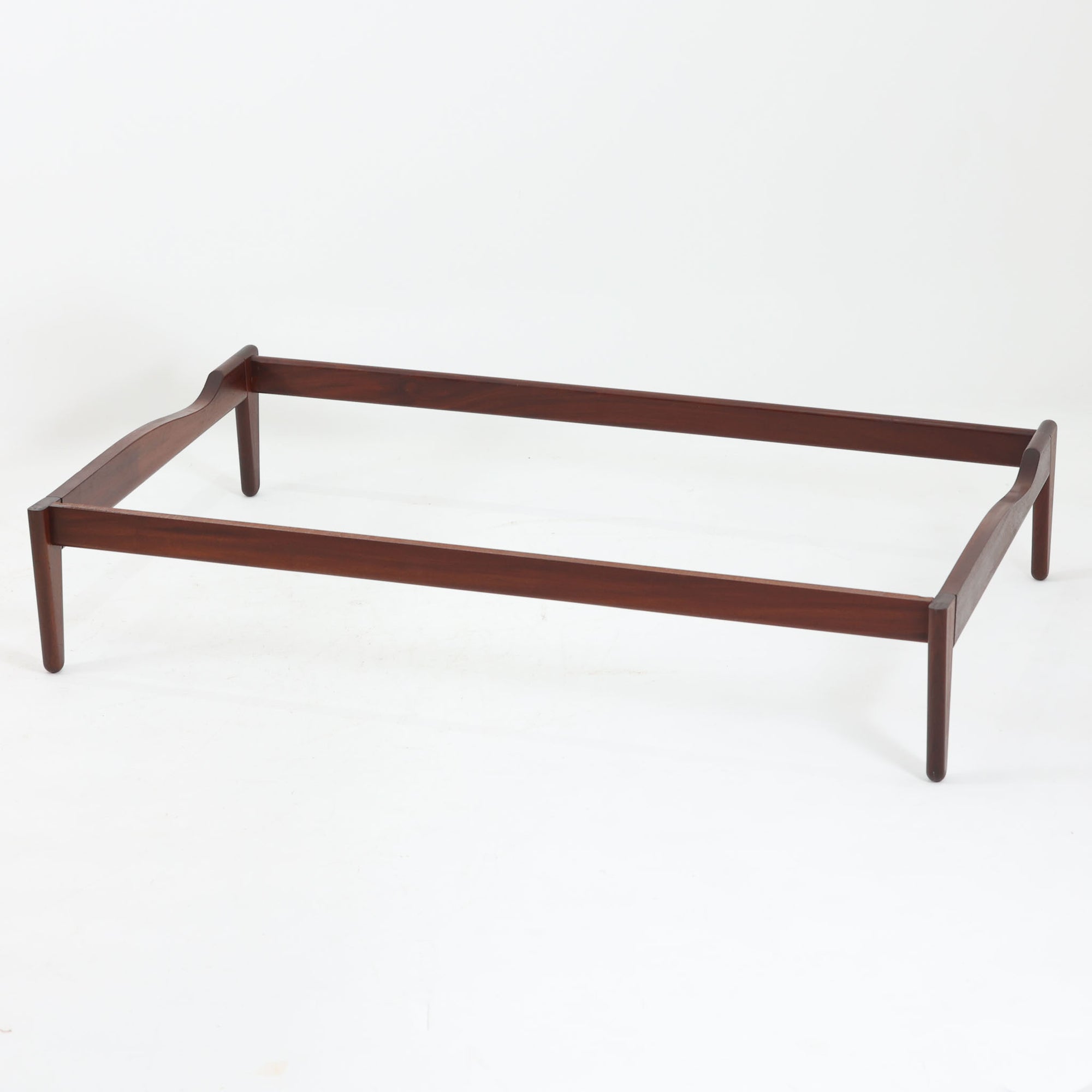 Poul M. Voltherによってデザインされたデイベッドは、機能性と美しさを兼ね備えたビンテージ家具です。ソファとしての使用はもちろん、背もたれを倒すことでリラックスできるベッドとしても使用でき、用途に応じて柔軟に活躍します。フレームにはアフロモシア材が使用されており、深みのある木目と上質な質感が空間に落ち着いた存在感を与えます。アフロモシア材仕様のモデルは流通数が少なく、希少性の高い点も魅力のひとつです。スラット構造による安定感のあるフレームに加え、クッション内部にはスプリングが内包されており、快適な座り心地と寝心地を提供してくれる一台です。