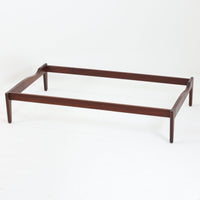 Poul M. Voltherによってデザインされたデイベッドは、機能性と美しさを兼ね備えたビンテージ家具です。ソファとしての使用はもちろん、背もたれを倒すことでリラックスできるベッドとしても使用でき、用途に応じて柔軟に活躍します。フレームにはアフロモシア材が使用されており、深みのある木目と上質な質感が空間に落ち着いた存在感を与えます。アフロモシア材仕様のモデルは流通数が少なく、希少性の高い点も魅力のひとつです。スラット構造による安定感のあるフレームに加え、クッション内部にはスプリングが内包されており、快適な座り心地と寝心地を提供してくれる一台です。