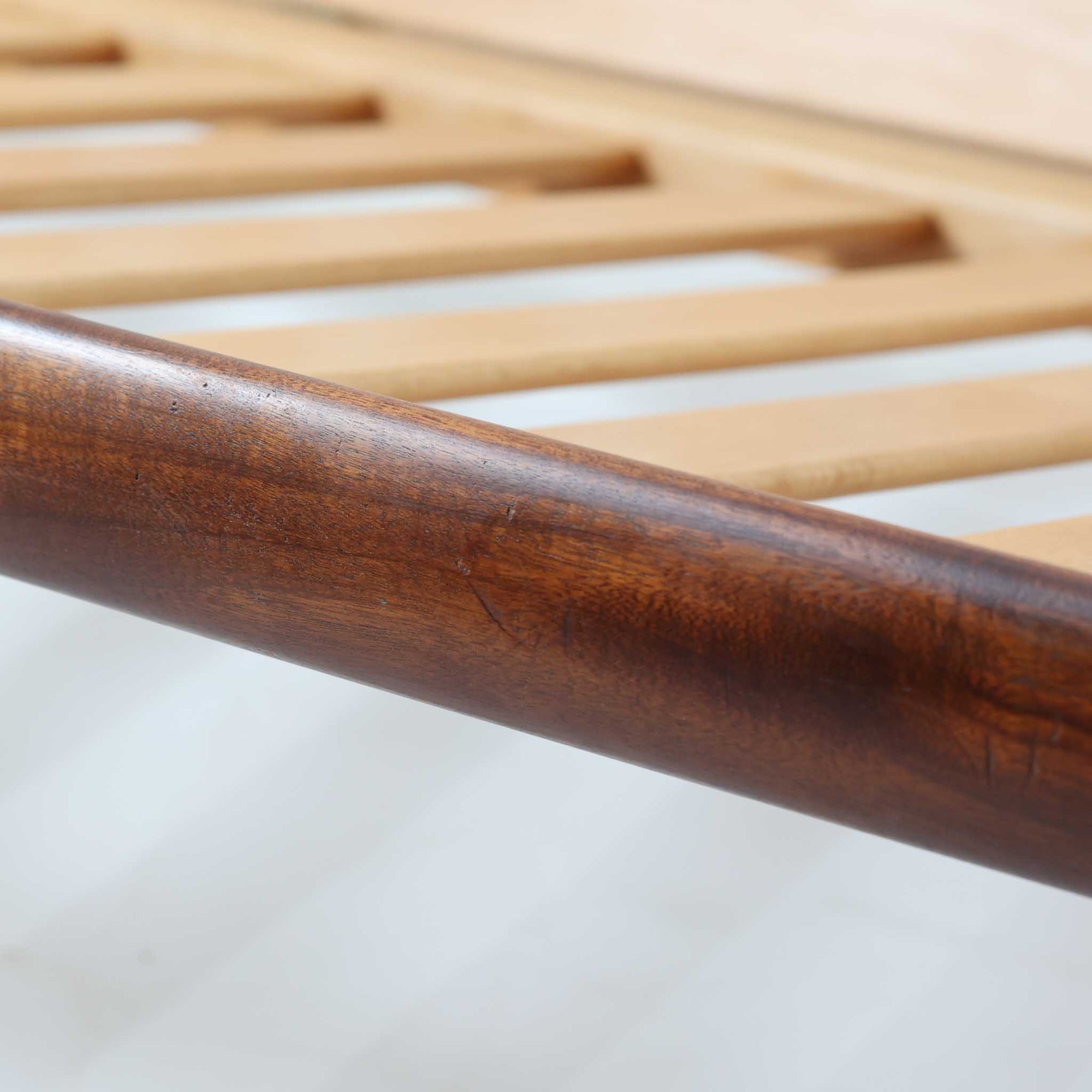 Poul M. Voltherによってデザインされたデイベッドは、機能性と美しさを兼ね備えたビンテージ家具です。ソファとしての使用はもちろん、背もたれを倒すことでリラックスできるベッドとしても使用でき、用途に応じて柔軟に活躍します。フレームにはアフロモシア材が使用されており、深みのある木目と上質な質感が空間に落ち着いた存在感を与えます。アフロモシア材仕様のモデルは流通数が少なく、希少性の高い点も魅力のひとつです。スラット構造による安定感のあるフレームに加え、クッション内部にはスプリングが内包されており、快適な座り心地と寝心地を提供してくれる一台です。