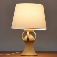 1993年にLe Klint創業50周年を記念して制作された、限定モデルのテーブルランプ「309」。ベースにはボーンホルム島の名門陶器工房Soholm（スーホルム）製のストーンウェアを採用し、シェードはLe Klint社製ではありませんが、新品のリネン製プリーツシェードを合わせており、クラシカルな佇まいと柔らかな光を演出します。北欧らしい温かみと洗練された存在感を持ち、ベッドサイドやリビングのアクセントとして取り入れやすい一灯です。ランプ底面には限定番号（No.0754）が刻まれており、コレクターズアイテムとしても価値ある一品です。