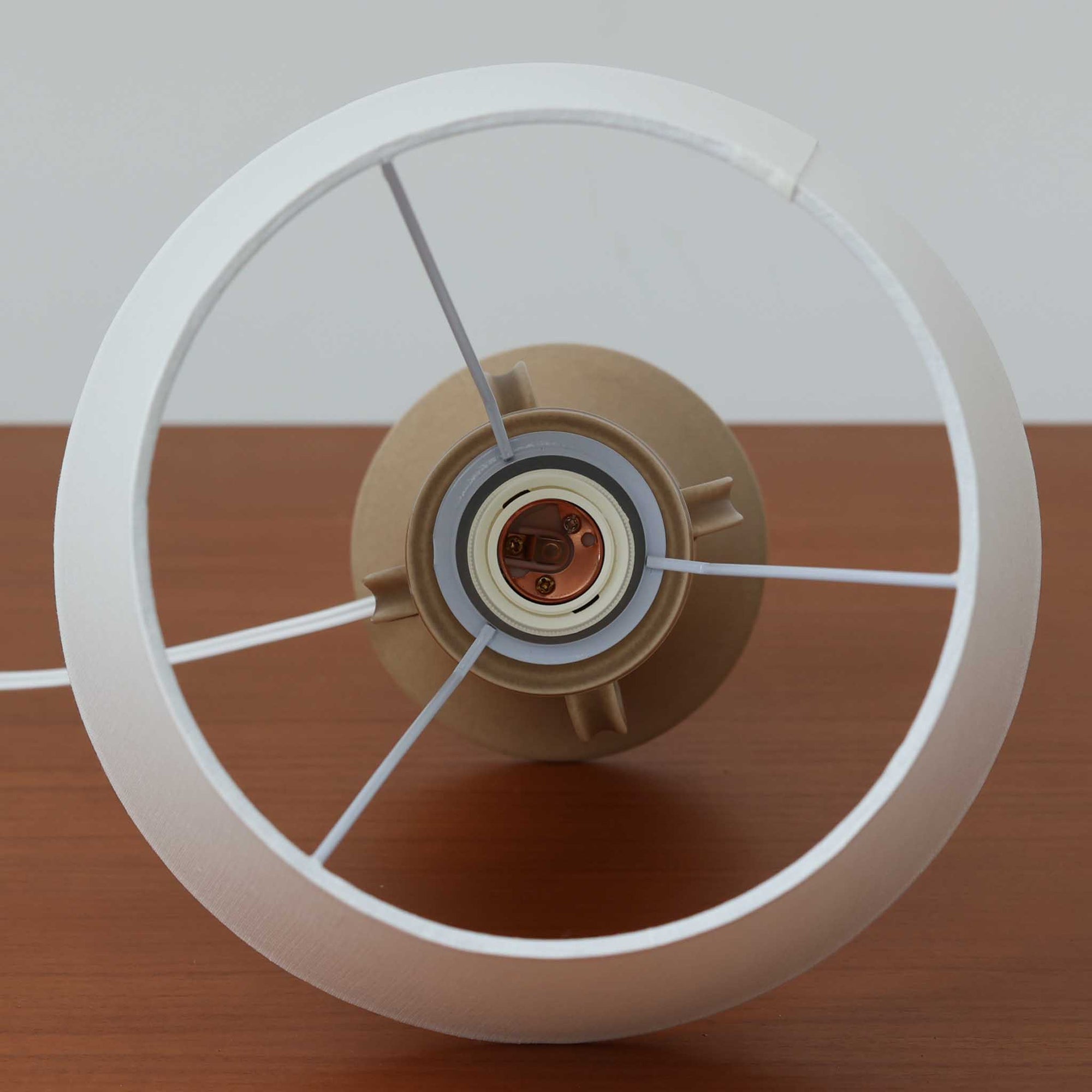 1993年にLe Klint創業50周年を記念して制作された、限定モデルのテーブルランプ「309」。ベースにはボーンホルム島の名門陶器工房Soholm（スーホルム）製のストーンウェアを採用し、シェードはLe Klint社製ではありませんが、新品のリネン製プリーツシェードを合わせており、クラシカルな佇まいと柔らかな光を演出します。北欧らしい温かみと洗練された存在感を持ち、ベッドサイドやリビングのアクセントとして取り入れやすい一灯です。ランプ底面には限定番号（No.0754）が刻まれており、コレクターズアイテムとしても価値ある一品です。