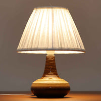 Soholm Keramik（スーホルム・セラミック）が手掛けたモデル1214のテーブルランプは、艶やかなブラウンの釉薬と段状のレリーフが生む豊かな表情が魅力で、陶磁器ならではの重量感と温かみが空間に落ち着いた存在感をもたらす北欧ビンテージ品です。柔らかな光を透過するリネンシェードがやさしい灯りを広げ、ベッドサイドやリビングのアクセント照明として取り入れやすく、経年の風合いが一層味わいを深めています。