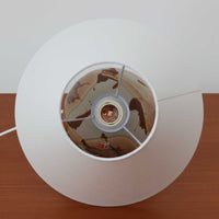 Soholm Keramik（スーホルム・セラミック）が手掛けたこちらのテーブルランプは、淡いグレーを基調にブラウンの流れるような釉薬模様が美しく広がる有機的な表情が魅力で、丸みを帯びた陶磁器のベースが空間にやさしい存在感をもたらす北欧ビンテージ品です。リネンシェードを透ける柔らかな灯りが落ち着いた雰囲気をつくり、ベッドサイドやリビングの間接照明として取り入れやすく、経年によって深まった色合いと一点物ならではの味わいを長く楽しめる一台です。