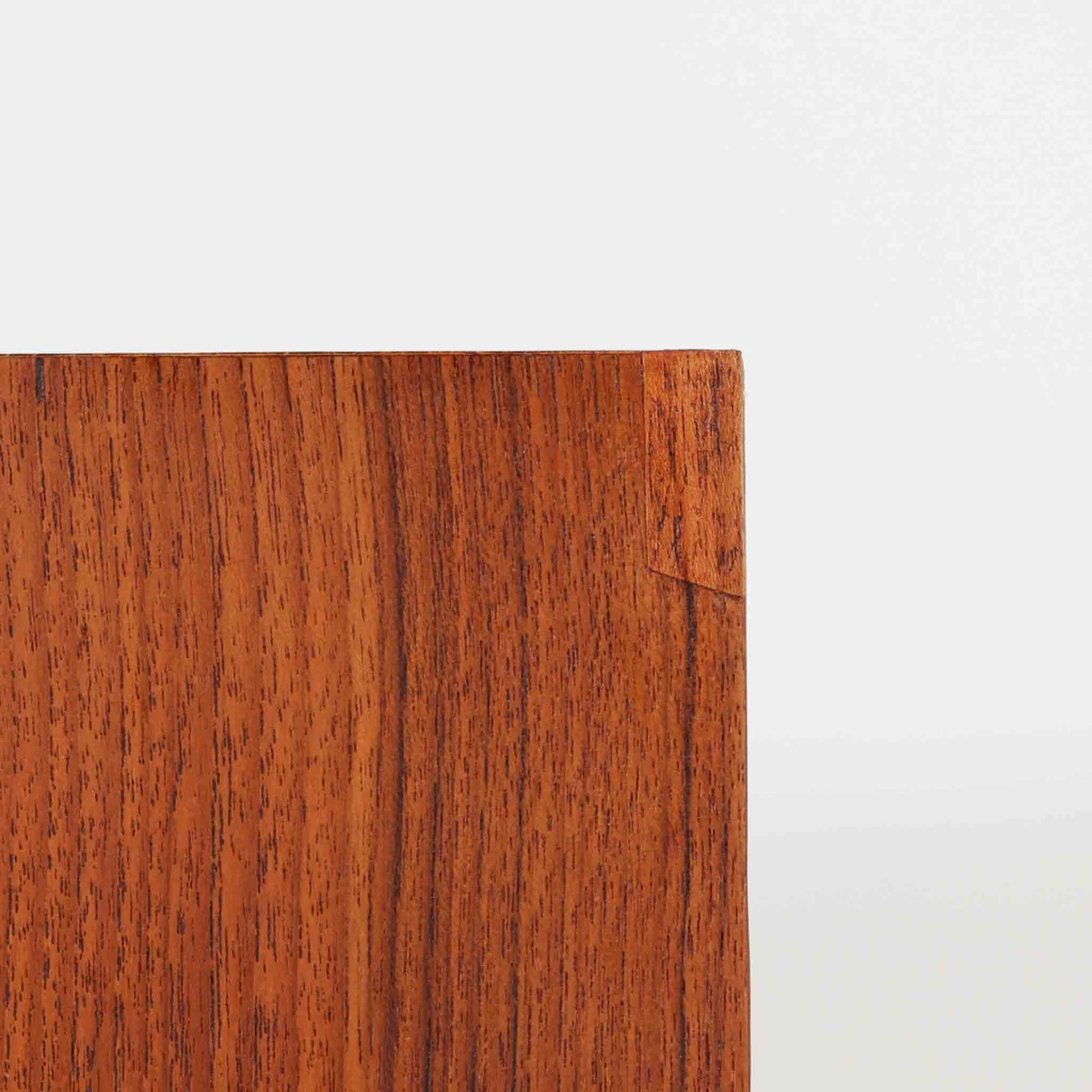 Kai Kristiansenによるデザインが魅力の多段チェストです。Feldballes Mobelfabrik製ならではの高い製作技術が感じられ、上質なチーク材の美しい木目と温かな色合いが空間を上品に演出します。4杯の引き出しを備えた実用的な構成に加え、立ち上がりのある脚部による軽快なフォルムが北欧デザインらしい洗練された印象を与えます。書類や小物の整理はもちろん、リビングや寝室のディスプレイ台としても活躍し、経年変化による深みを楽しめる北欧ビンテージ家具です。