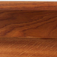 Poul M. Voltherがデザインし、FDB Moblerによって製作された片袖デスク。チーク材の天板と収納部、オーク材の脚部を組み合わせた構成に、真鍮の金具がさりげないアクセントを添える北欧ビンテージらしい一台です。幅160cmのゆとりあるサイズ感に対して、脚部や幕板は軽やかに設計されており、空間に圧迫感を与えません。片側に備えた引き出しユニットは、取り付けた状態でもスライドさせて位置調整が可能で、左右どちら側にも付け替えられる柔軟な構造となっています。さらに引き出しを取り外すことで、デスクとしてだけでなくダイニングテーブルとしても使用でき、暮らしの変化に合わせた使い方ができる点も魅力です。素材ごとの質感の違いと、経年により深みを増した木肌の表情が調和した、長く使い続けたくなるデザインです。