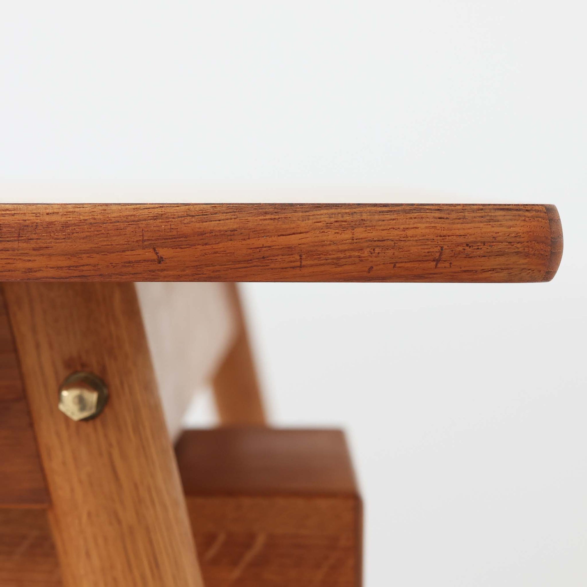 Poul M. Voltherがデザインし、FDB Moblerによって製作された片袖デスク。チーク材の天板と収納部、オーク材の脚部を組み合わせた構成に、真鍮の金具がさりげないアクセントを添える北欧ビンテージらしい一台です。幅160cmのゆとりあるサイズ感に対して、脚部や幕板は軽やかに設計されており、空間に圧迫感を与えません。片側に備えた引き出しユニットは、取り付けた状態でもスライドさせて位置調整が可能で、左右どちら側にも付け替えられる柔軟な構造となっています。さらに引き出しを取り外すことで、デスクとしてだけでなくダイニングテーブルとしても使用でき、暮らしの変化に合わせた使い方ができる点も魅力です。素材ごとの質感の違いと、経年により深みを増した木肌の表情が調和した、長く使い続けたくなるデザインです。