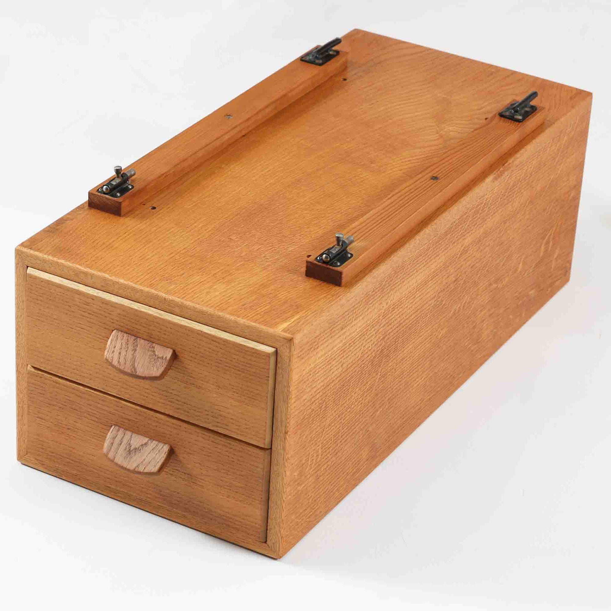 Poul M. Voltherがデザインし、FDB Moblerによって製作された片袖デスク。チーク材の天板と収納部、オーク材の脚部を組み合わせた構成に、真鍮の金具がさりげないアクセントを添える北欧ビンテージらしい一台です。幅160cmのゆとりあるサイズ感に対して、脚部や幕板は軽やかに設計されており、空間に圧迫感を与えません。片側に備えた引き出しユニットは、取り付けた状態でもスライドさせて位置調整が可能で、左右どちら側にも付け替えられる柔軟な構造となっています。さらに引き出しを取り外すことで、デスクとしてだけでなくダイニングテーブルとしても使用でき、暮らしの変化に合わせた使い方ができる点も魅力です。素材ごとの質感の違いと、経年により深みを増した木肌の表情が調和した、長く使い続けたくなるデザインです。