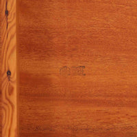 Poul M. Voltherがデザインし、FDB Moblerによって製作された片袖デスク。チーク材の天板と収納部、オーク材の脚部を組み合わせた構成に、真鍮の金具がさりげないアクセントを添える北欧ビンテージらしい一台です。幅160cmのゆとりあるサイズ感に対して、脚部や幕板は軽やかに設計されており、空間に圧迫感を与えません。片側に備えた引き出しユニットは、取り付けた状態でもスライドさせて位置調整が可能で、左右どちら側にも付け替えられる柔軟な構造となっています。さらに引き出しを取り外すことで、デスクとしてだけでなくダイニングテーブルとしても使用でき、暮らしの変化に合わせた使い方ができる点も魅力です。素材ごとの質感の違いと、経年により深みを増した木肌の表情が調和した、長く使い続けたくなるデザインです。