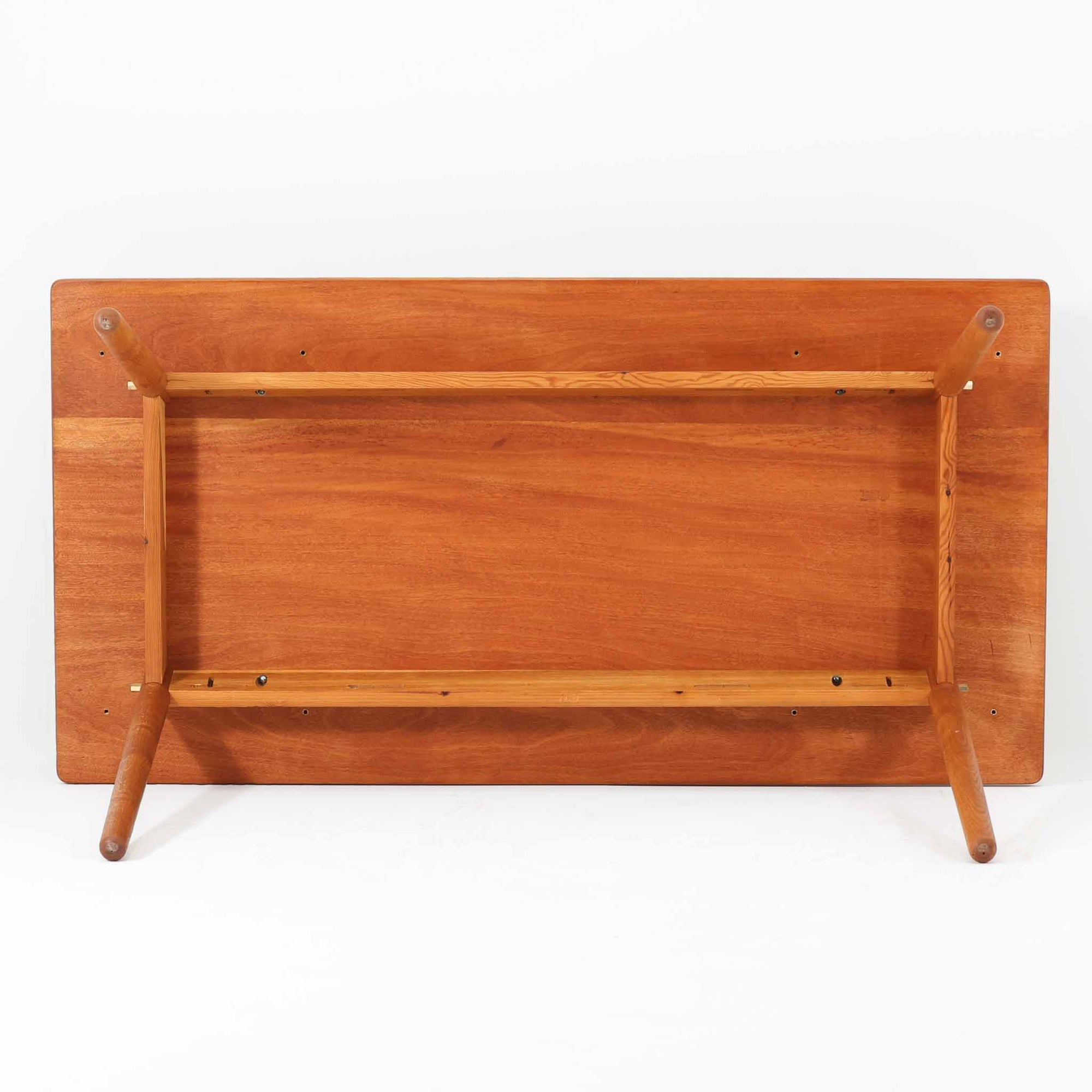 Poul M. Voltherがデザインし、FDB Moblerによって製作された片袖デスク。チーク材の天板と収納部、オーク材の脚部を組み合わせた構成に、真鍮の金具がさりげないアクセントを添える北欧ビンテージらしい一台です。幅160cmのゆとりあるサイズ感に対して、脚部や幕板は軽やかに設計されており、空間に圧迫感を与えません。片側に備えた引き出しユニットは、取り付けた状態でもスライドさせて位置調整が可能で、左右どちら側にも付け替えられる柔軟な構造となっています。さらに引き出しを取り外すことで、デスクとしてだけでなくダイニングテーブルとしても使用でき、暮らしの変化に合わせた使い方ができる点も魅力です。素材ごとの質感の違いと、経年により深みを増した木肌の表情が調和した、長く使い続けたくなるデザインです。