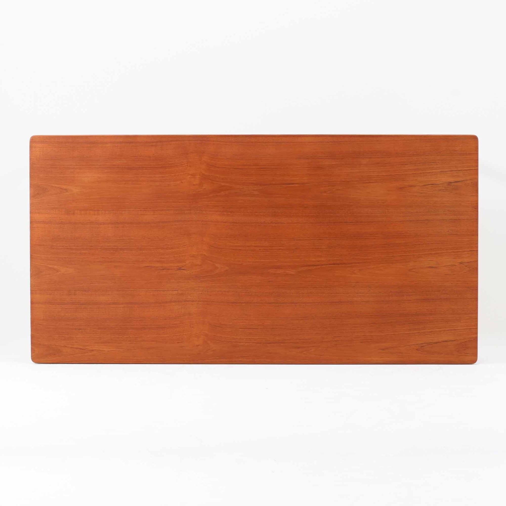 Poul M. Voltherがデザインし、FDB Moblerによって製作された片袖デスク。チーク材の天板と収納部、オーク材の脚部を組み合わせた構成に、真鍮の金具がさりげないアクセントを添える北欧ビンテージらしい一台です。幅160cmのゆとりあるサイズ感に対して、脚部や幕板は軽やかに設計されており、空間に圧迫感を与えません。片側に備えた引き出しユニットは、取り付けた状態でもスライドさせて位置調整が可能で、左右どちら側にも付け替えられる柔軟な構造となっています。さらに引き出しを取り外すことで、デスクとしてだけでなくダイニングテーブルとしても使用でき、暮らしの変化に合わせた使い方ができる点も魅力です。素材ごとの質感の違いと、経年により深みを増した木肌の表情が調和した、長く使い続けたくなるデザインです。