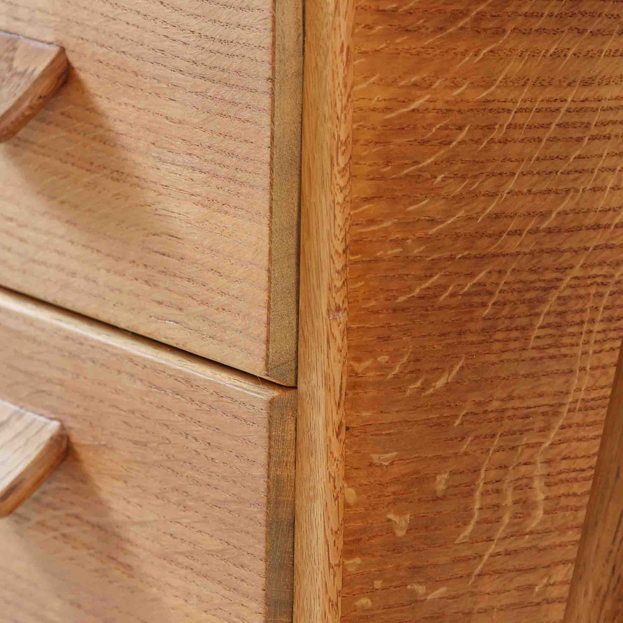 Poul M. Voltherがデザインし、FDB Moblerによって製作された片袖デスク。チーク材の天板と収納部、オーク材の脚部を組み合わせた構成に、真鍮の金具がさりげないアクセントを添える北欧ビンテージらしい一台です。幅160cmのゆとりあるサイズ感に対して、脚部や幕板は軽やかに設計されており、空間に圧迫感を与えません。片側に備えた引き出しユニットは、取り付けた状態でもスライドさせて位置調整が可能で、左右どちら側にも付け替えられる柔軟な構造となっています。さらに引き出しを取り外すことで、デスクとしてだけでなくダイニングテーブルとしても使用でき、暮らしの変化に合わせた使い方ができる点も魅力です。素材ごとの質感の違いと、経年により深みを増した木肌の表情が調和した、長く使い続けたくなるデザインです。