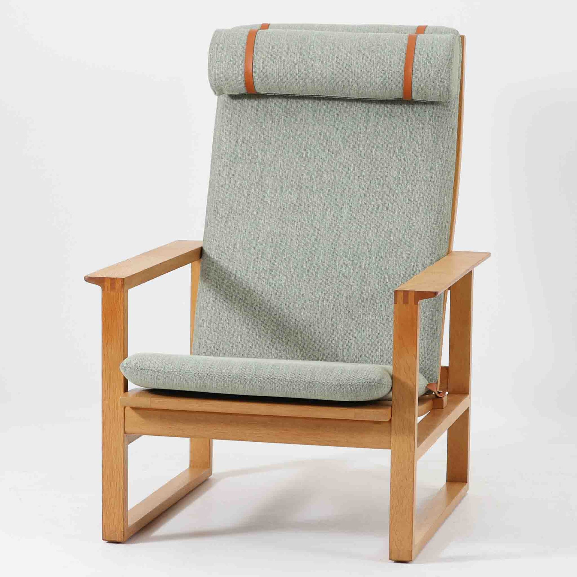 日本でも人気が高いボーエ・モーエンセンによる、ハイバックチェア　"Model 2254"です。シンプルなデザインと強度と快適性を両立させた、軽量な四角形のフレームが特徴的で、"Runner Chair"とも呼ばれています。現存する高級家具メーカーFredericia社製のしっかりとした造りを感じる事ができます。ヘッドレストと調整可能なバックのおかげで快適なすわり心地です。フレームには経年により濃くなった良質で良い色味のオーク材が使用されています。