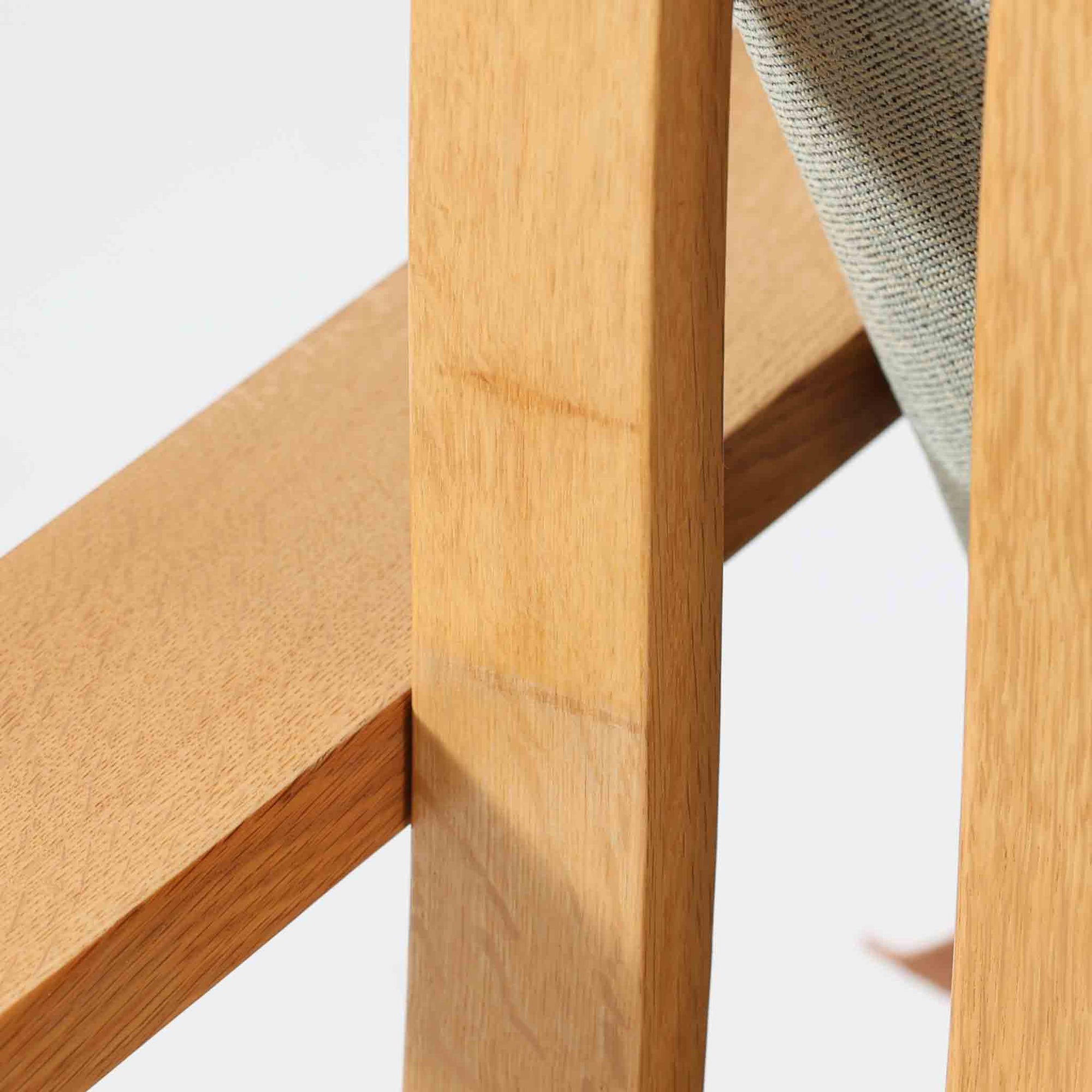 日本でも人気が高いボーエ・モーエンセンによる、ハイバックチェア　"Model 2254"です。シンプルなデザインと強度と快適性を両立させた、軽量な四角形のフレームが特徴的で、"Runner Chair"とも呼ばれています。現存する高級家具メーカーFredericia社製のしっかりとした造りを感じる事ができます。ヘッドレストと調整可能なバックのおかげで快適なすわり心地です。フレームには経年により濃くなった良質で良い色味のオーク材が使用されています。