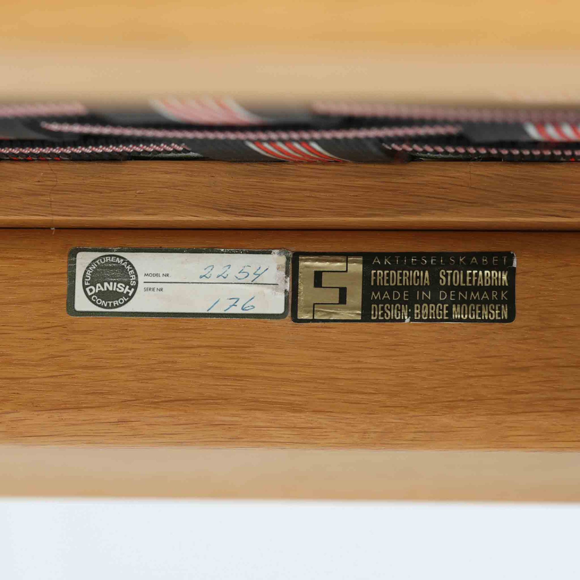 日本でも人気が高いボーエ・モーエンセンによる、ハイバックチェア　"Model 2254"です。シンプルなデザインと強度と快適性を両立させた、軽量な四角形のフレームが特徴的で、"Runner Chair"とも呼ばれています。現存する高級家具メーカーFredericia社製のしっかりとした造りを感じる事ができます。ヘッドレストと調整可能なバックのおかげで快適なすわり心地です。フレームには経年により濃くなった良質で良い色味のオーク材が使用されています。