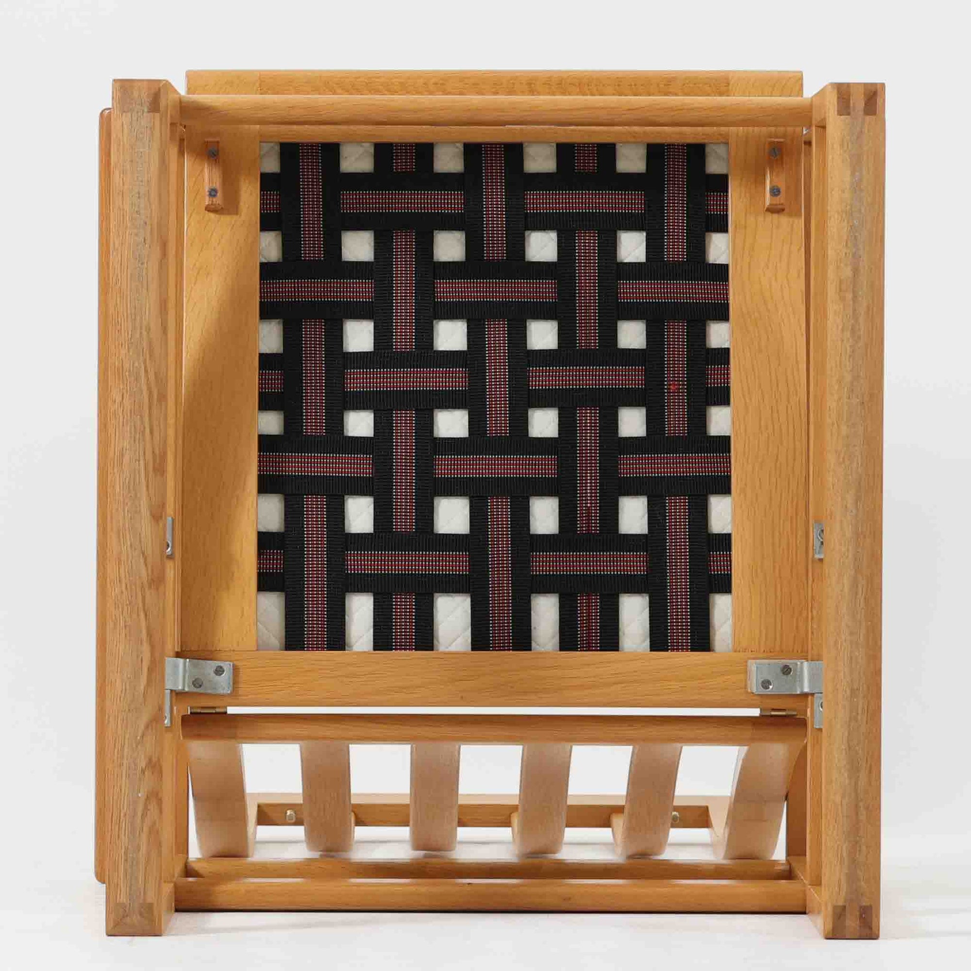 日本でも人気が高いボーエ・モーエンセンによる、ハイバックチェア　"Model 2254"です。シンプルなデザインと強度と快適性を両立させた、軽量な四角形のフレームが特徴的で、"Runner Chair"とも呼ばれています。現存する高級家具メーカーFredericia社製のしっかりとした造りを感じる事ができます。ヘッドレストと調整可能なバックのおかげで快適なすわり心地です。フレームには経年により濃くなった良質で良い色味のオーク材が使用されています。