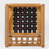 日本でも人気が高いボーエ・モーエンセンによる、ハイバックチェア　"Model 2254"です。シンプルなデザインと強度と快適性を両立させた、軽量な四角形のフレームが特徴的で、"Runner Chair"とも呼ばれています。現存する高級家具メーカーFredericia社製のしっかりとした造りを感じる事ができます。ヘッドレストと調整可能なバックのおかげで快適なすわり心地です。フレームには経年により濃くなった良質で良い色味のオーク材が使用されています。