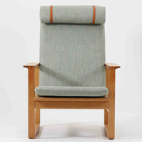 日本でも人気が高いボーエ・モーエンセンによる、ハイバックチェア　"Model 2254"です。シンプルなデザインと強度と快適性を両立させた、軽量な四角形のフレームが特徴的で、"Runner Chair"とも呼ばれています。現存する高級家具メーカーFredericia社製のしっかりとした造りを感じる事ができます。ヘッドレストと調整可能なバックのおかげで快適なすわり心地です。フレームには経年により濃くなった良質で良い色味のオーク材が使用されています。