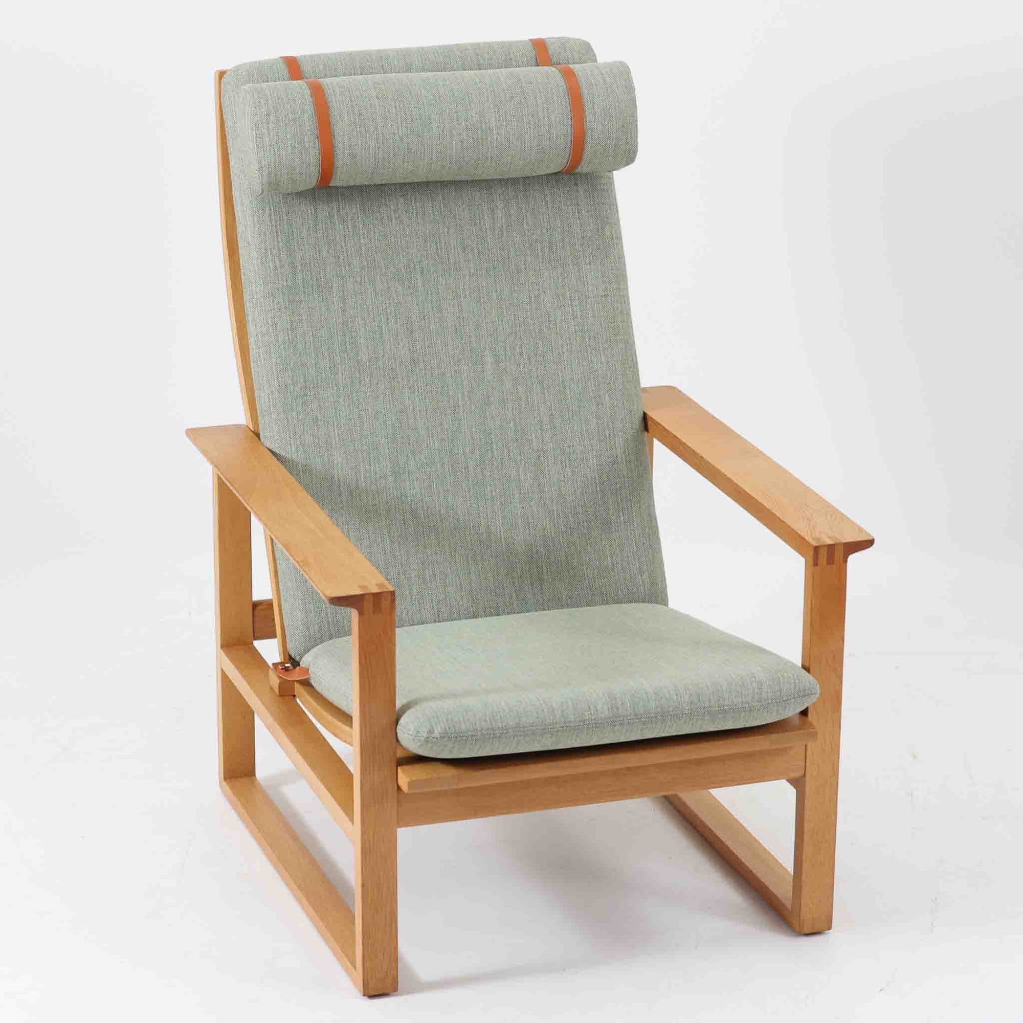 日本でも人気が高いボーエ・モーエンセンによる、ハイバックチェア　"Model 2254"です。シンプルなデザインと強度と快適性を両立させた、軽量な四角形のフレームが特徴的で、"Runner Chair"とも呼ばれています。現存する高級家具メーカーFredericia社製のしっかりとした造りを感じる事ができます。ヘッドレストと調整可能なバックのおかげで快適なすわり心地です。フレームには経年により濃くなった良質で良い色味のオーク材が使用されています。