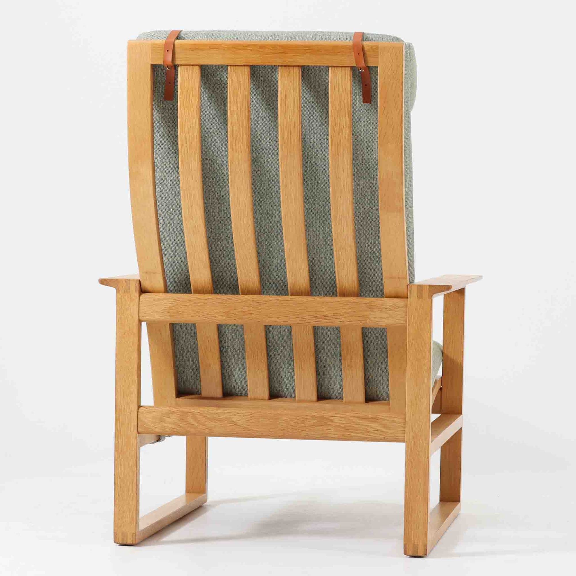 日本でも人気が高いボーエ・モーエンセンによる、ハイバックチェア　"Model 2254"です。シンプルなデザインと強度と快適性を両立させた、軽量な四角形のフレームが特徴的で、"Runner Chair"とも呼ばれています。現存する高級家具メーカーFredericia社製のしっかりとした造りを感じる事ができます。ヘッドレストと調整可能なバックのおかげで快適なすわり心地です。フレームには経年により濃くなった良質で良い色味のオーク材が使用されています。