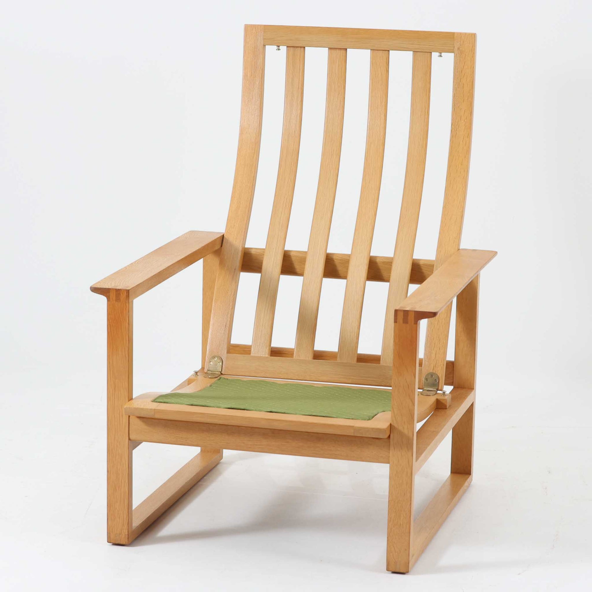 日本でも人気が高いボーエ・モーエンセンによる、ハイバックチェア　"Model 2254"です。シンプルなデザインと強度と快適性を両立させた、軽量な四角形のフレームが特徴的で、"Runner Chair"とも呼ばれています。現存する高級家具メーカーFredericia社製のしっかりとした造りを感じる事ができます。ヘッドレストと調整可能なバックのおかげで快適なすわり心地です。フレームには経年により濃くなった良質で良い色味のオーク材が使用されています。