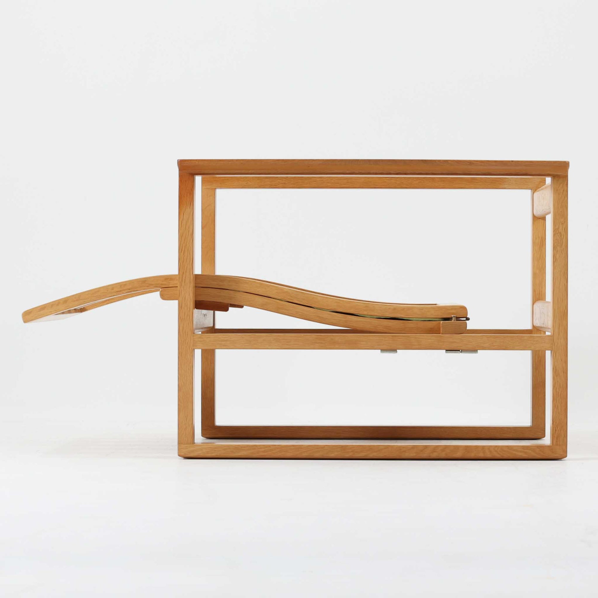 日本でも人気が高いボーエ・モーエンセンによる、ハイバックチェア　"Model 2254"です。シンプルなデザインと強度と快適性を両立させた、軽量な四角形のフレームが特徴的で、"Runner Chair"とも呼ばれています。現存する高級家具メーカーFredericia社製のしっかりとした造りを感じる事ができます。ヘッドレストと調整可能なバックのおかげで快適なすわり心地です。フレームには経年により濃くなった良質で良い色味のオーク材が使用されています。