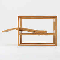 日本でも人気が高いボーエ・モーエンセンによる、ハイバックチェア　"Model 2254"です。シンプルなデザインと強度と快適性を両立させた、軽量な四角形のフレームが特徴的で、"Runner Chair"とも呼ばれています。現存する高級家具メーカーFredericia社製のしっかりとした造りを感じる事ができます。ヘッドレストと調整可能なバックのおかげで快適なすわり心地です。フレームには経年により濃くなった良質で良い色味のオーク材が使用されています。