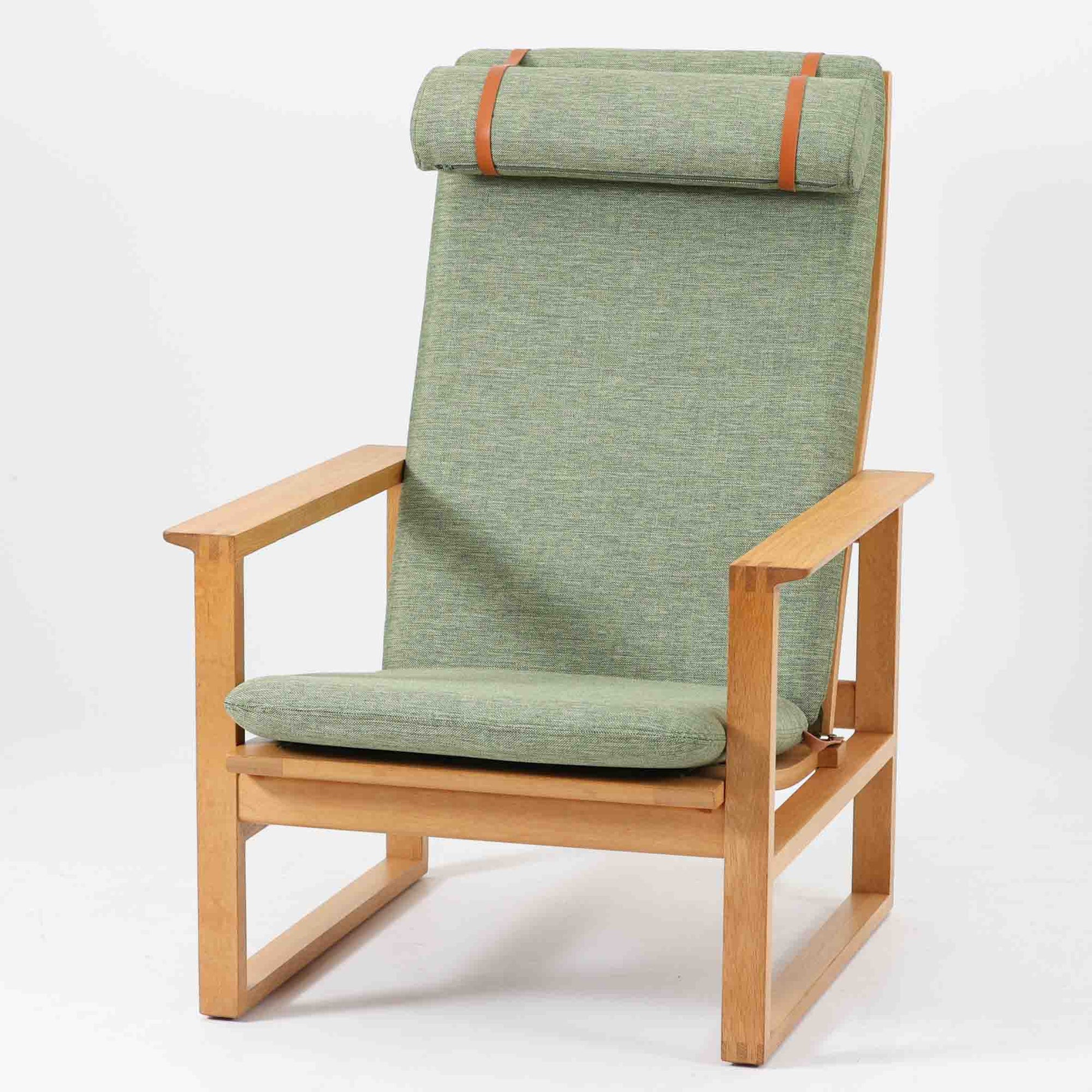 日本でも人気が高いボーエ・モーエンセンによる、ハイバックチェア　"Model 2254"です。シンプルなデザインと強度と快適性を両立させた、軽量な四角形のフレームが特徴的で、"Runner Chair"とも呼ばれています。現存する高級家具メーカーFredericia社製のしっかりとした造りを感じる事ができます。ヘッドレストと調整可能なバックのおかげで快適なすわり心地です。フレームには経年により濃くなった良質で良い色味のオーク材が使用されています。