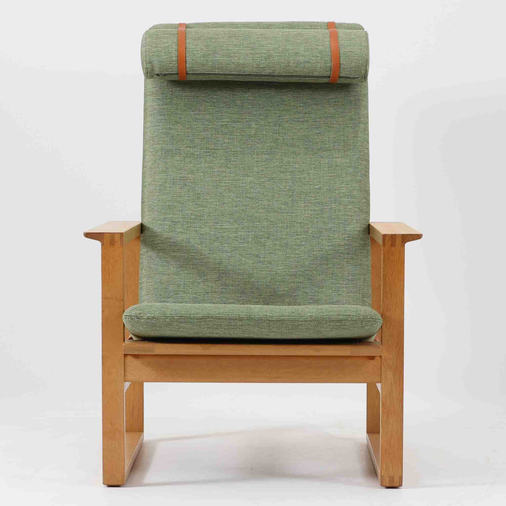 日本でも人気が高いボーエ・モーエンセンによる、ハイバックチェア　"Model 2254"です。シンプルなデザインと強度と快適性を両立させた、軽量な四角形のフレームが特徴的で、"Runner Chair"とも呼ばれています。現存する高級家具メーカーFredericia社製のしっかりとした造りを感じる事ができます。ヘッドレストと調整可能なバックのおかげで快適なすわり心地です。フレームには経年により濃くなった良質で良い色味のオーク材が使用されています。