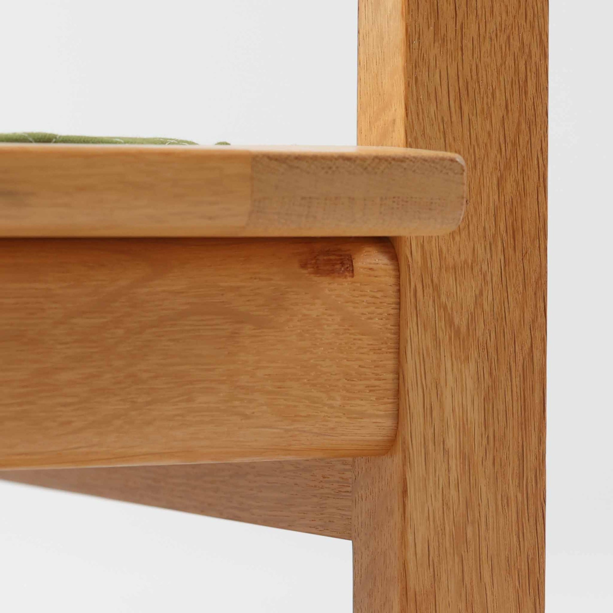 日本でも人気が高いボーエ・モーエンセンによる、ハイバックチェア　"Model 2254"です。シンプルなデザインと強度と快適性を両立させた、軽量な四角形のフレームが特徴的で、"Runner Chair"とも呼ばれています。現存する高級家具メーカーFredericia社製のしっかりとした造りを感じる事ができます。ヘッドレストと調整可能なバックのおかげで快適なすわり心地です。フレームには経年により濃くなった良質で良い色味のオーク材が使用されています。