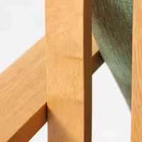 日本でも人気が高いボーエ・モーエンセンによる、ハイバックチェア　"Model 2254"です。シンプルなデザインと強度と快適性を両立させた、軽量な四角形のフレームが特徴的で、"Runner Chair"とも呼ばれています。現存する高級家具メーカーFredericia社製のしっかりとした造りを感じる事ができます。ヘッドレストと調整可能なバックのおかげで快適なすわり心地です。フレームには経年により濃くなった良質で良い色味のオーク材が使用されています。