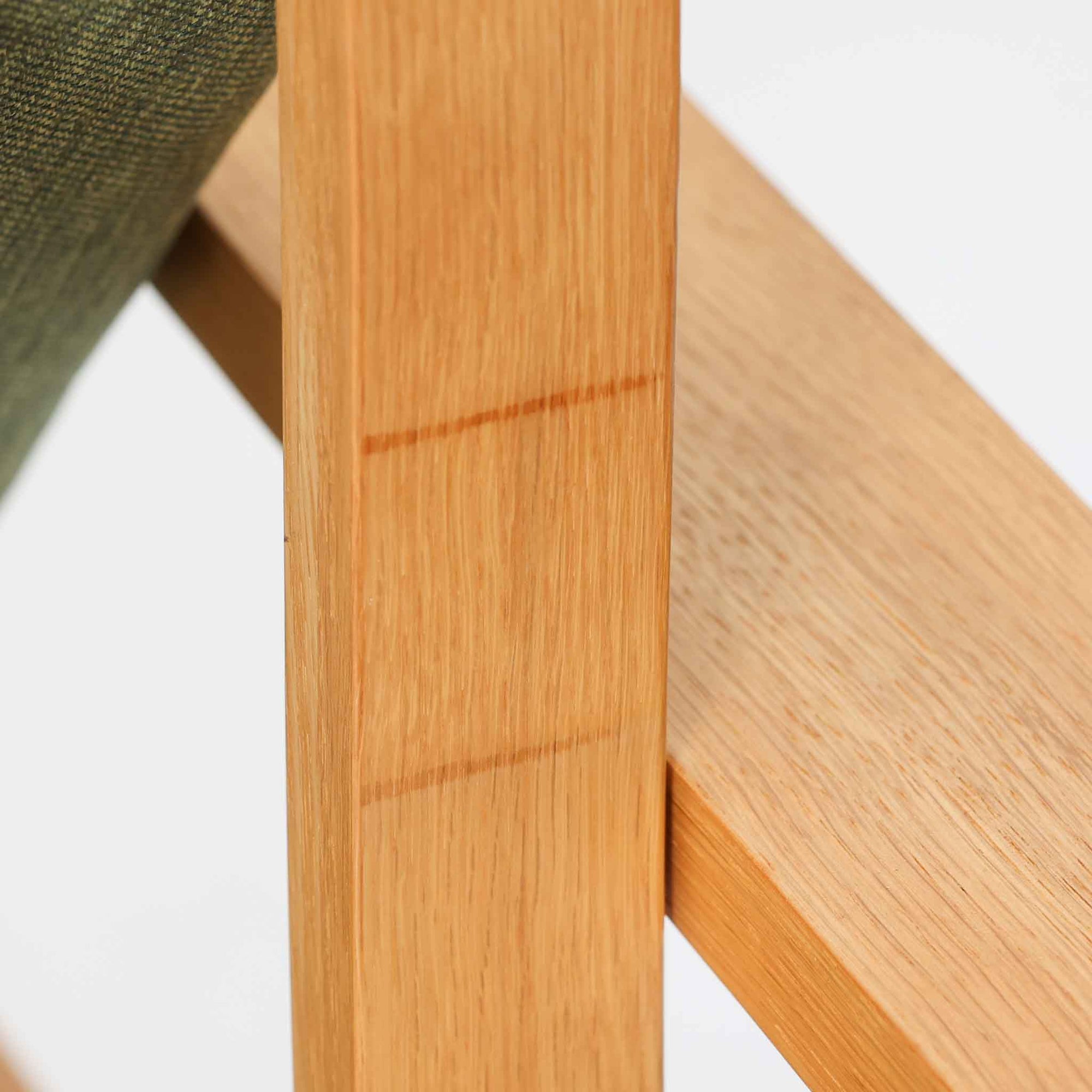 日本でも人気が高いボーエ・モーエンセンによる、ハイバックチェア　"Model 2254"です。シンプルなデザインと強度と快適性を両立させた、軽量な四角形のフレームが特徴的で、"Runner Chair"とも呼ばれています。現存する高級家具メーカーFredericia社製のしっかりとした造りを感じる事ができます。ヘッドレストと調整可能なバックのおかげで快適なすわり心地です。フレームには経年により濃くなった良質で良い色味のオーク材が使用されています。