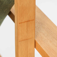 日本でも人気が高いボーエ・モーエンセンによる、ハイバックチェア　"Model 2254"です。シンプルなデザインと強度と快適性を両立させた、軽量な四角形のフレームが特徴的で、"Runner Chair"とも呼ばれています。現存する高級家具メーカーFredericia社製のしっかりとした造りを感じる事ができます。ヘッドレストと調整可能なバックのおかげで快適なすわり心地です。フレームには経年により濃くなった良質で良い色味のオーク材が使用されています。