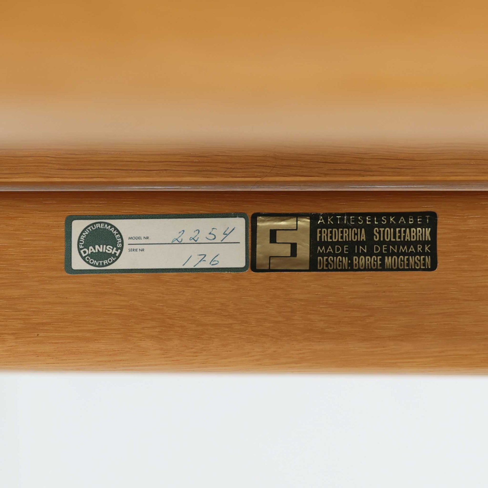 日本でも人気が高いボーエ・モーエンセンによる、ハイバックチェア　"Model 2254"です。シンプルなデザインと強度と快適性を両立させた、軽量な四角形のフレームが特徴的で、"Runner Chair"とも呼ばれています。現存する高級家具メーカーFredericia社製のしっかりとした造りを感じる事ができます。ヘッドレストと調整可能なバックのおかげで快適なすわり心地です。フレームには経年により濃くなった良質で良い色味のオーク材が使用されています。