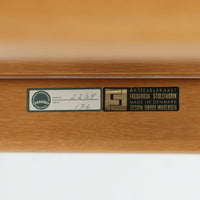 日本でも人気が高いボーエ・モーエンセンによる、ハイバックチェア　"Model 2254"です。シンプルなデザインと強度と快適性を両立させた、軽量な四角形のフレームが特徴的で、"Runner Chair"とも呼ばれています。現存する高級家具メーカーFredericia社製のしっかりとした造りを感じる事ができます。ヘッドレストと調整可能なバックのおかげで快適なすわり心地です。フレームには経年により濃くなった良質で良い色味のオーク材が使用されています。