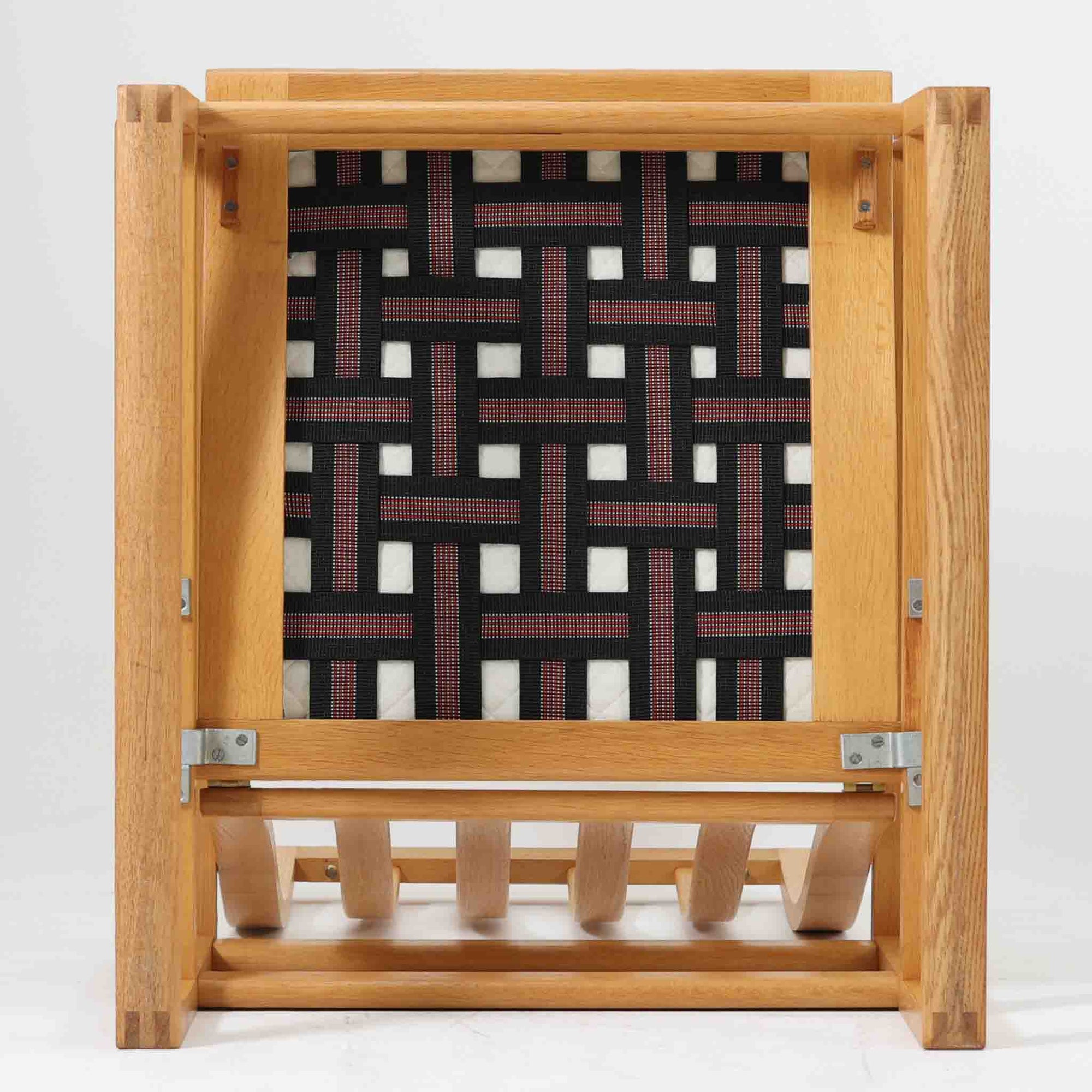 日本でも人気が高いボーエ・モーエンセンによる、ハイバックチェア　"Model 2254"です。シンプルなデザインと強度と快適性を両立させた、軽量な四角形のフレームが特徴的で、"Runner Chair"とも呼ばれています。現存する高級家具メーカーFredericia社製のしっかりとした造りを感じる事ができます。ヘッドレストと調整可能なバックのおかげで快適なすわり心地です。フレームには経年により濃くなった良質で良い色味のオーク材が使用されています。