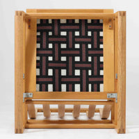 日本でも人気が高いボーエ・モーエンセンによる、ハイバックチェア　"Model 2254"です。シンプルなデザインと強度と快適性を両立させた、軽量な四角形のフレームが特徴的で、"Runner Chair"とも呼ばれています。現存する高級家具メーカーFredericia社製のしっかりとした造りを感じる事ができます。ヘッドレストと調整可能なバックのおかげで快適なすわり心地です。フレームには経年により濃くなった良質で良い色味のオーク材が使用されています。