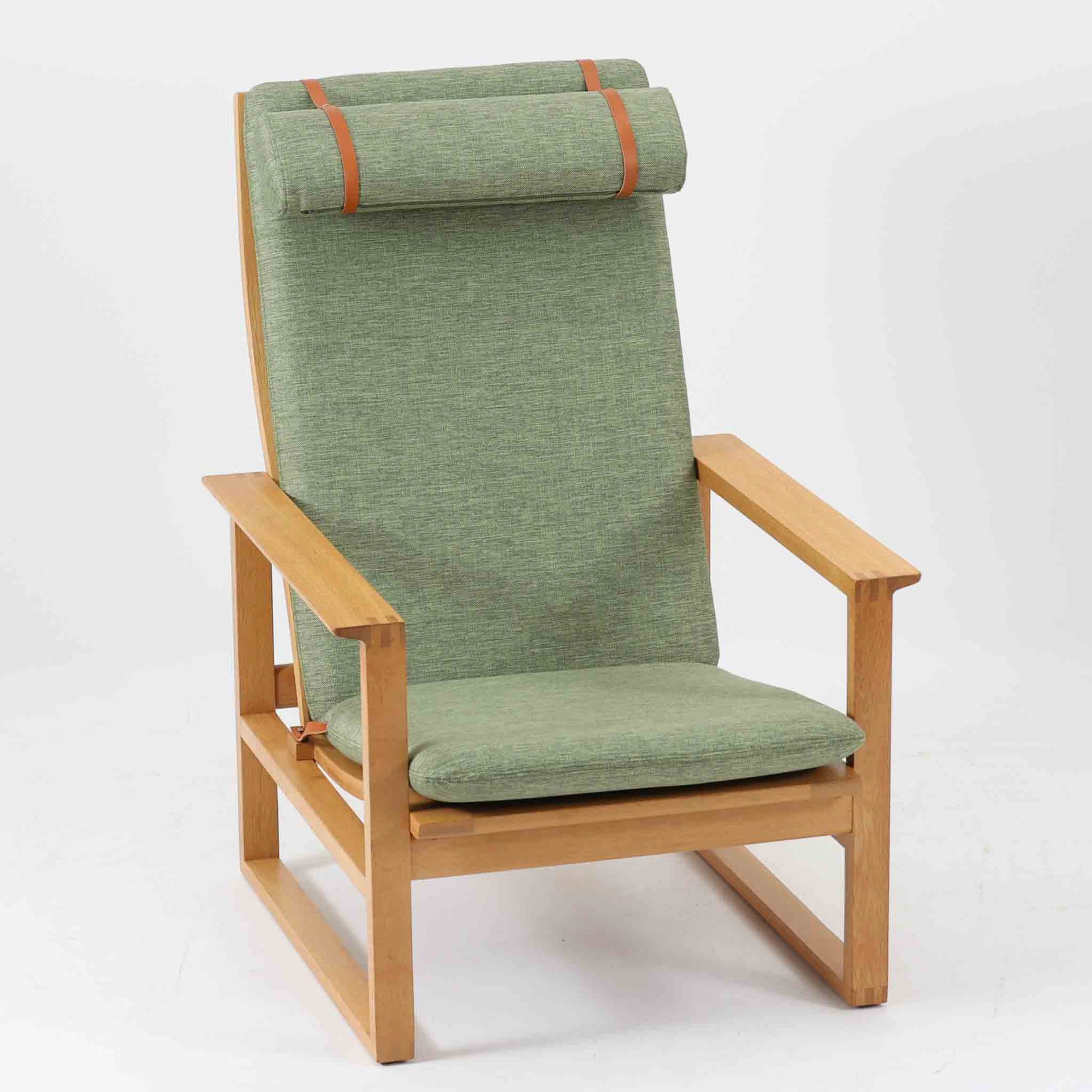 日本でも人気が高いボーエ・モーエンセンによる、ハイバックチェア　"Model 2254"です。シンプルなデザインと強度と快適性を両立させた、軽量な四角形のフレームが特徴的で、"Runner Chair"とも呼ばれています。現存する高級家具メーカーFredericia社製のしっかりとした造りを感じる事ができます。ヘッドレストと調整可能なバックのおかげで快適なすわり心地です。フレームには経年により濃くなった良質で良い色味のオーク材が使用されています。