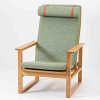 日本でも人気が高いボーエ・モーエンセンによる、ハイバックチェア　"Model 2254"です。シンプルなデザインと強度と快適性を両立させた、軽量な四角形のフレームが特徴的で、"Runner Chair"とも呼ばれています。現存する高級家具メーカーFredericia社製のしっかりとした造りを感じる事ができます。ヘッドレストと調整可能なバックのおかげで快適なすわり心地です。フレームには経年により濃くなった良質で良い色味のオーク材が使用されています。