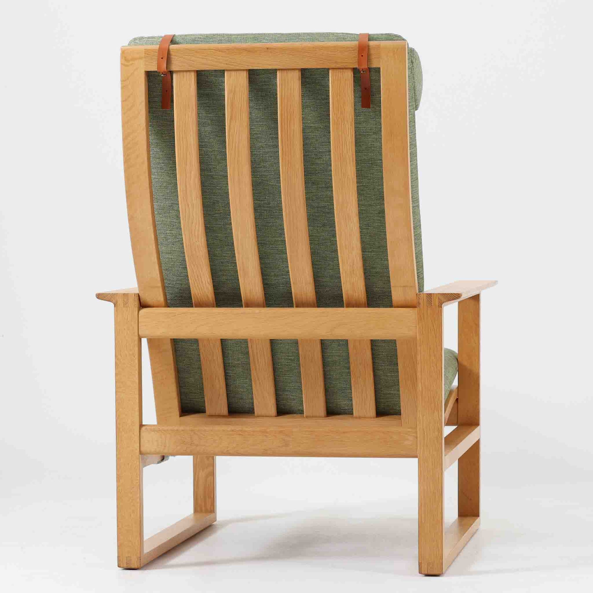 日本でも人気が高いボーエ・モーエンセンによる、ハイバックチェア　"Model 2254"です。シンプルなデザインと強度と快適性を両立させた、軽量な四角形のフレームが特徴的で、"Runner Chair"とも呼ばれています。現存する高級家具メーカーFredericia社製のしっかりとした造りを感じる事ができます。ヘッドレストと調整可能なバックのおかげで快適なすわり心地です。フレームには経年により濃くなった良質で良い色味のオーク材が使用されています。