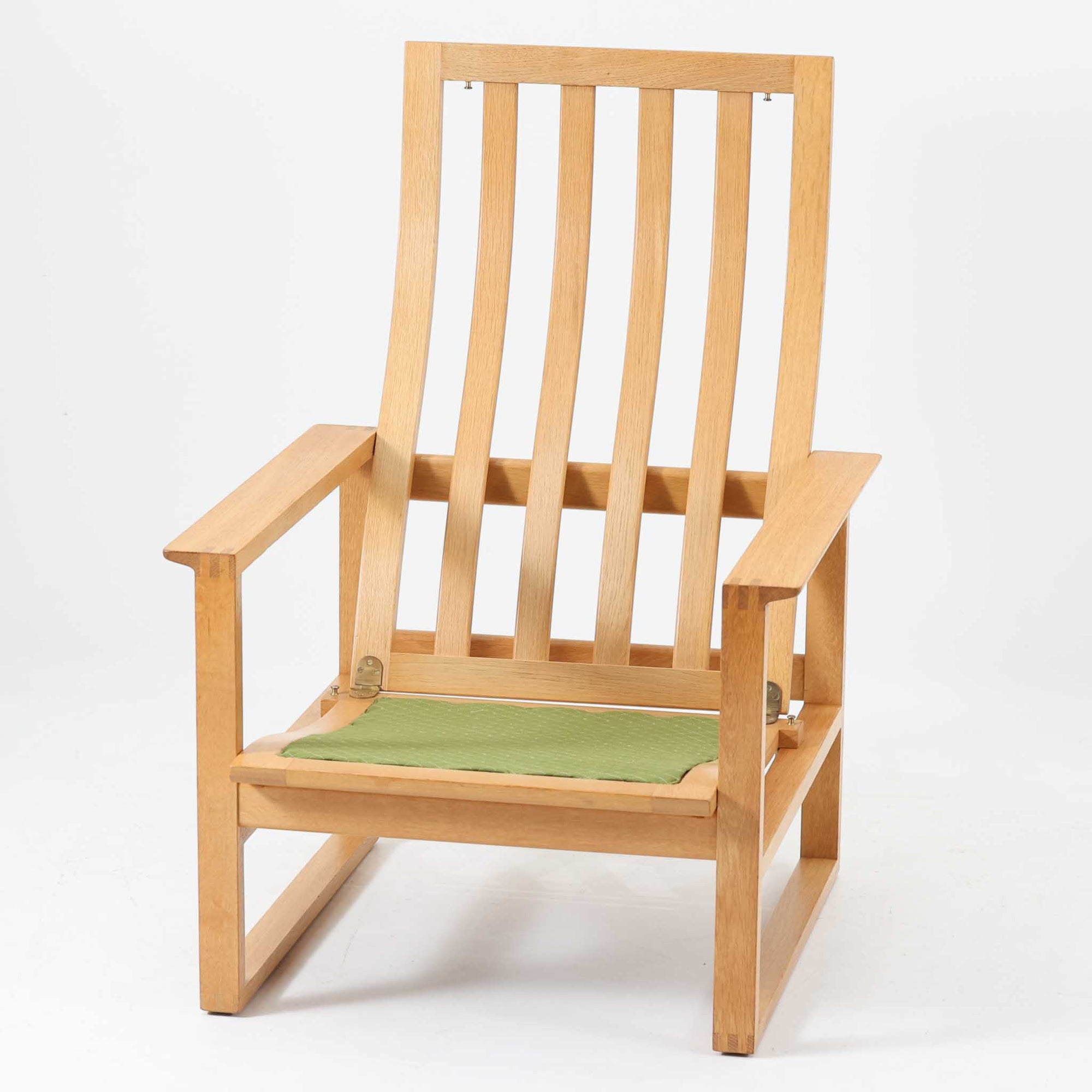 日本でも人気が高いボーエ・モーエンセンによる、ハイバックチェア　"Model 2254"です。シンプルなデザインと強度と快適性を両立させた、軽量な四角形のフレームが特徴的で、"Runner Chair"とも呼ばれています。現存する高級家具メーカーFredericia社製のしっかりとした造りを感じる事ができます。ヘッドレストと調整可能なバックのおかげで快適なすわり心地です。フレームには経年により濃くなった良質で良い色味のオーク材が使用されています。