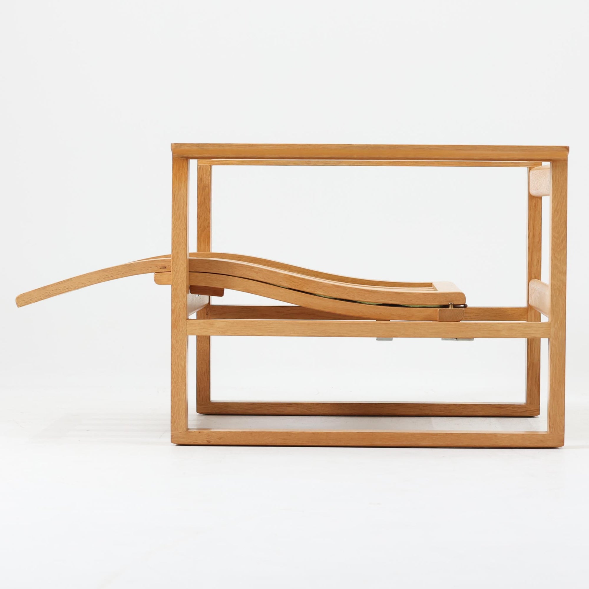 日本でも人気が高いボーエ・モーエンセンによる、ハイバックチェア　"Model 2254"です。シンプルなデザインと強度と快適性を両立させた、軽量な四角形のフレームが特徴的で、"Runner Chair"とも呼ばれています。現存する高級家具メーカーFredericia社製のしっかりとした造りを感じる事ができます。ヘッドレストと調整可能なバックのおかげで快適なすわり心地です。フレームには経年により濃くなった良質で良い色味のオーク材が使用されています。