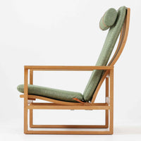 日本でも人気が高いボーエ・モーエンセンによる、ハイバックチェア　"Model 2254"です。シンプルなデザインと強度と快適性を両立させた、軽量な四角形のフレームが特徴的で、"Runner Chair"とも呼ばれています。現存する高級家具メーカーFredericia社製のしっかりとした造りを感じる事ができます。ヘッドレストと調整可能なバックのおかげで快適なすわり心地です。フレームには経年により濃くなった良質で良い色味のオーク材が使用されています。