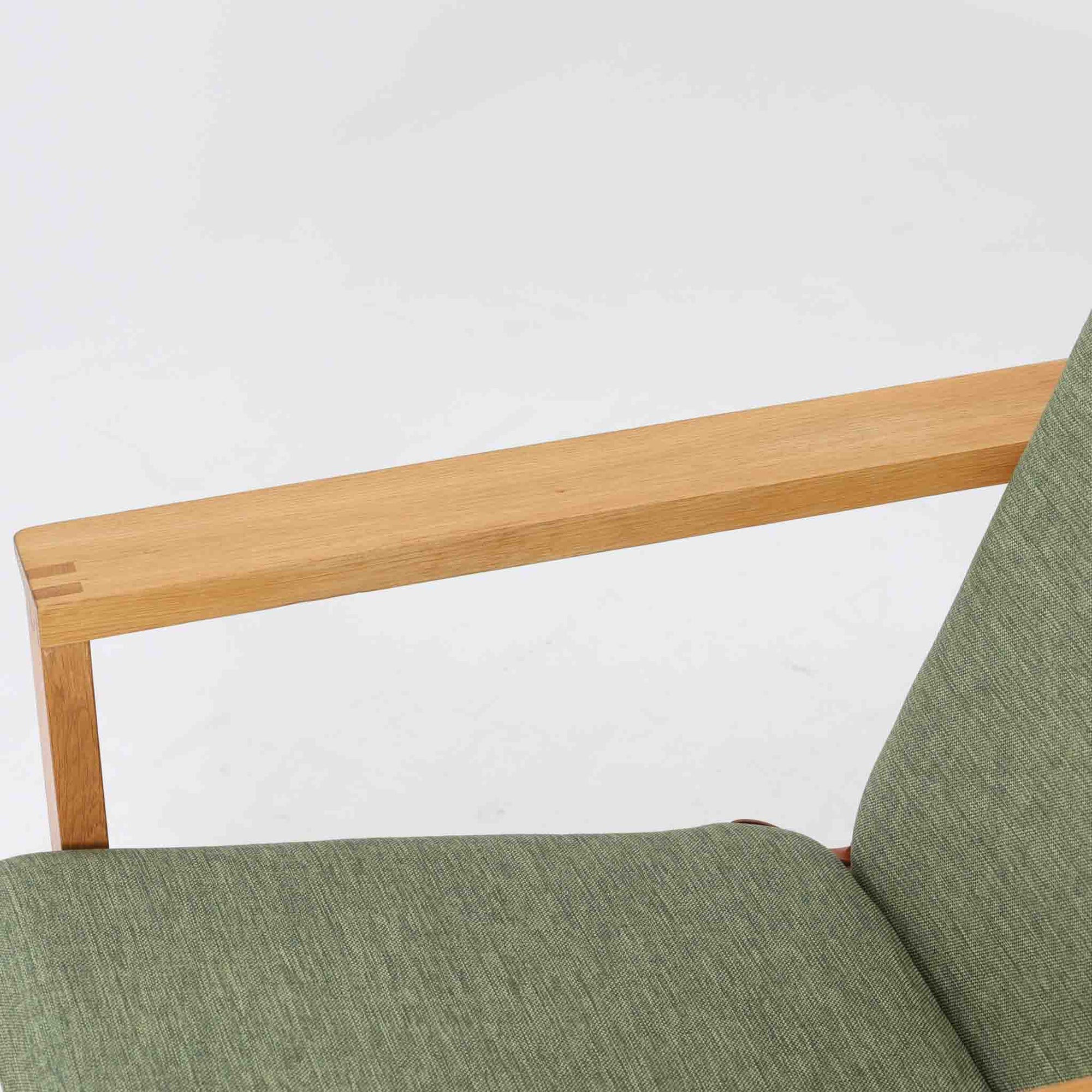 日本でも人気が高いボーエ・モーエンセンによる、ハイバックチェア　"Model 2254"です。シンプルなデザインと強度と快適性を両立させた、軽量な四角形のフレームが特徴的で、"Runner Chair"とも呼ばれています。現存する高級家具メーカーFredericia社製のしっかりとした造りを感じる事ができます。ヘッドレストと調整可能なバックのおかげで快適なすわり心地です。フレームには経年により濃くなった良質で良い色味のオーク材が使用されています。