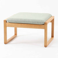 Borge Mogensenがデザインし、Fredericia社より製作されたModel 2248のオットマンです。オーク材を使用した堅牢なフレームは、北欧家具らしいシンプルで実用性を重視したデザインが魅力。直線的で無駄のない構造と、丁寧な木工による美しい仕上げが、モーエンセンの哲学を感じさせます。クッションにはやわらかなファブリックを張り、快適な座り心地を実現。オットマンとして足を休める用途はもちろん、スツールや補助椅子としても活躍します。同シリーズのラウンジチェアと組み合わせることで、より快適なくつろぎの空間を演出できる、北欧ビンテージならではの機能美を備えた一品です。