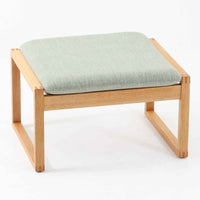 Borge Mogensenがデザインし、Fredericia社より製作されたModel 2248のオットマンです。オーク材を使用した堅牢なフレームは、北欧家具らしいシンプルで実用性を重視したデザインが魅力。直線的で無駄のない構造と、丁寧な木工による美しい仕上げが、モーエンセンの哲学を感じさせます。クッションにはやわらかなファブリックを張り、快適な座り心地を実現。オットマンとして足を休める用途はもちろん、スツールや補助椅子としても活躍します。同シリーズのラウンジチェアと組み合わせることで、より快適なくつろぎの空間を演出できる、北欧ビンテージならではの機能美を備えた一品です。